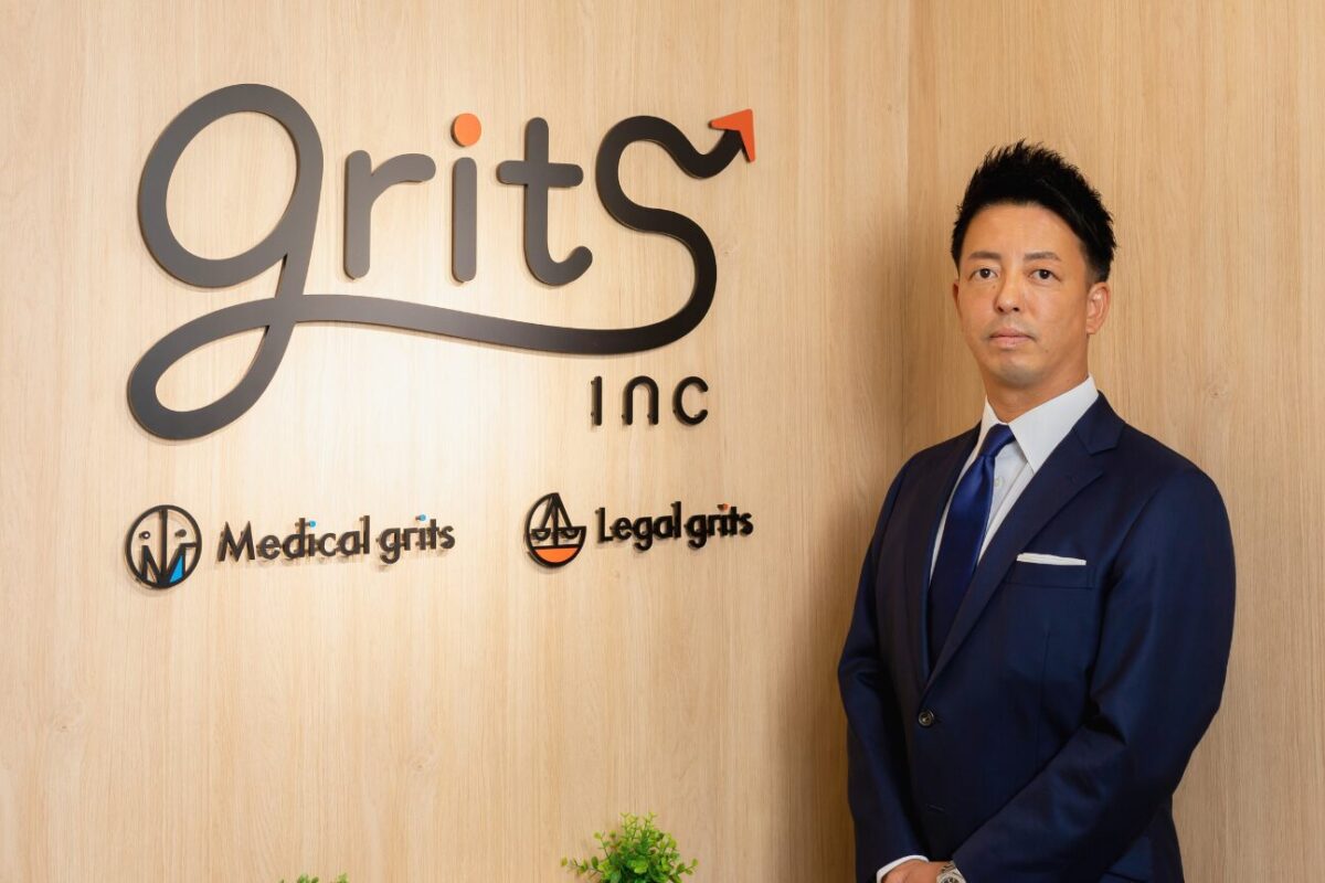 【妥協できない経営者へ】敏腕経営者、grits代表がMaenomeryと共鳴した、運命的な社名との出会いが生んだ採用成功